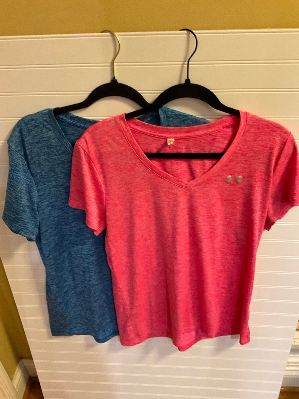 Under Armor HeatGear Women’s Athletic Shirt Lot. Blue XL. Pink Large